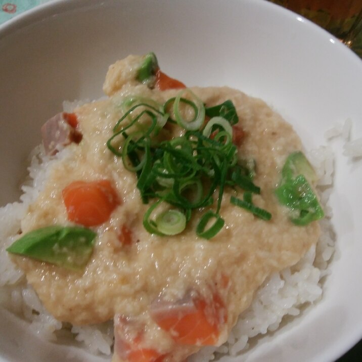 サーモンとアボガドの山かけ丼